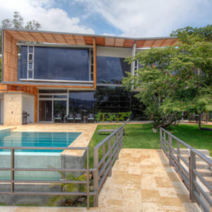 Fachada casa moderna de Lujo con piscina en Costa Rica