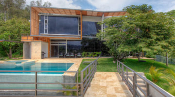 Fachada casa moderna de Lujo con piscina en Costa Rica